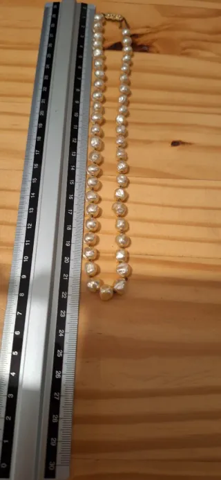 Precioso collar de perlas con tono beige/dorado