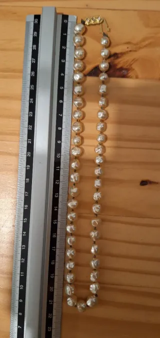 Precioso collar de perlas con tono beige/dorado