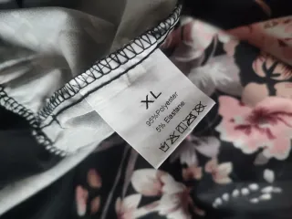 Mono largo floral negro y rosa