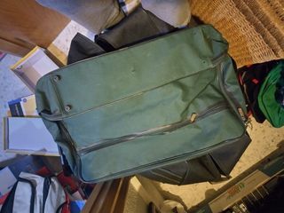 Maleta de viaje verde sin ruedas