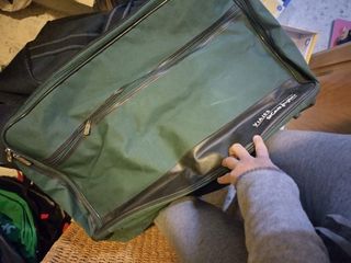 Maleta de viaje verde sin ruedas