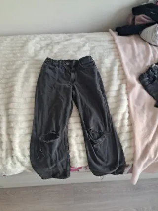 Pantalones grises rotos rodilla