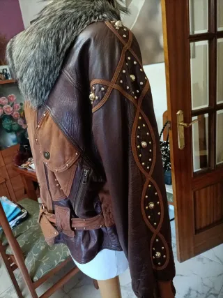 Cazadora piel tachuelas y cuello pelo