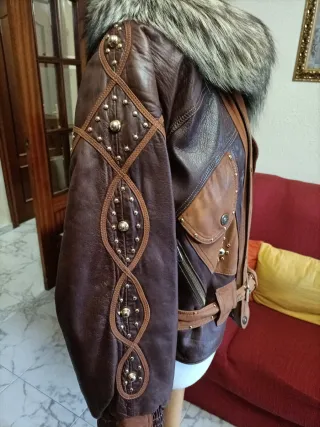 Cazadora piel tachuelas y cuello pelo