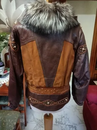 Cazadora piel tachuelas y cuello pelo
