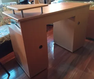 Mesa juvenil de madera 120x55cm. Altura 77 cm