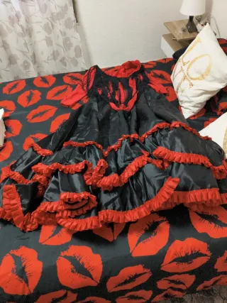Traje de flamenca negro y rojo