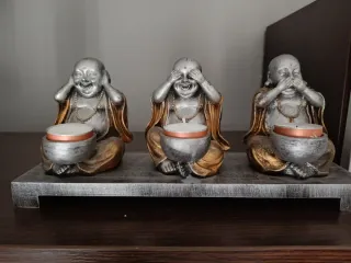 Budas de los sentidos dorados y plateados