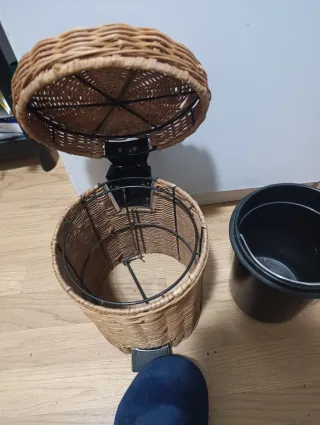 Papelera de mimbre artesanal