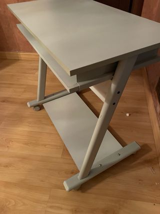 Escritorio de mesa gris y blanco