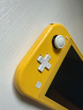 Nintendo Switch Lite Gialla + FIFA 18 + Custodia