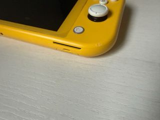 Nintendo Switch Lite Gialla + FIFA 18 + Custodia