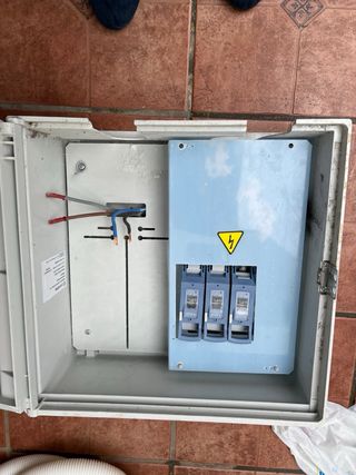 Caja y puerta contador luz