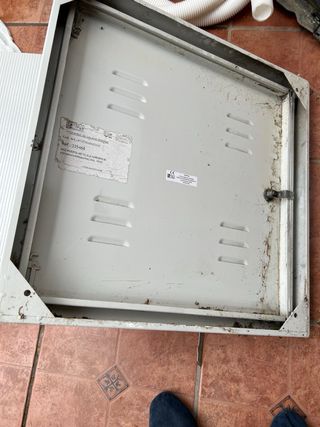 Caja y puerta contador luz