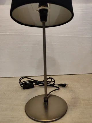 Lampada da tavolo moderna in tessuto e metallo