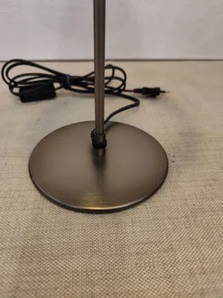 Lampada da tavolo moderna in tessuto e metallo