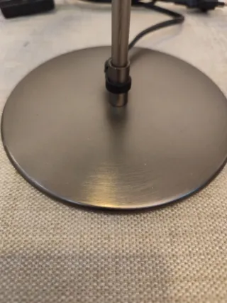 Lampada da tavolo moderna in tessuto e metallo