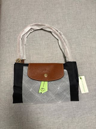 Bolso Negro Grande con detalles en Marrón.