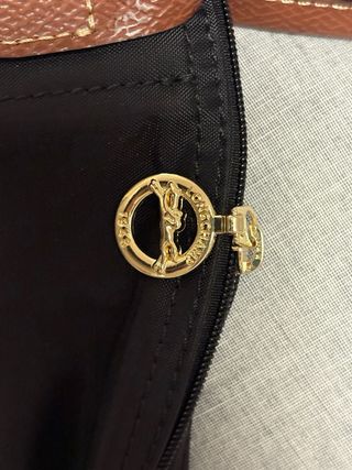 Bolso Negro Grande con detalles en Marrón.