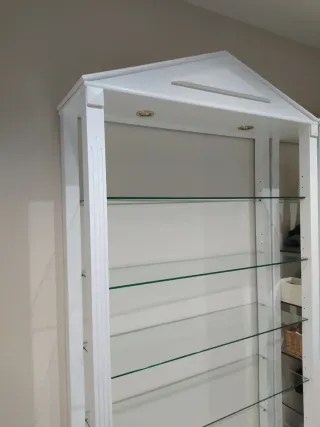 Estantería blanca madera baldas cristal