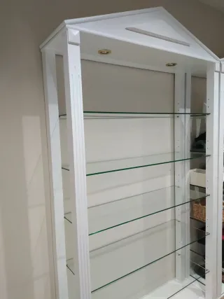 Estantería blanca madera baldas cristal