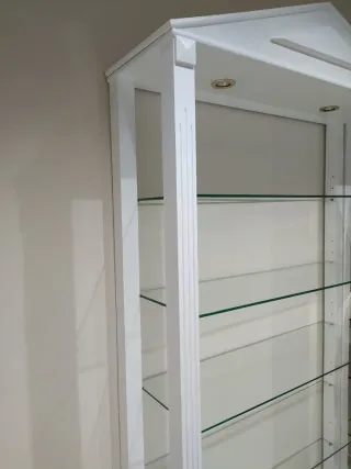 Estantería blanca madera baldas cristal