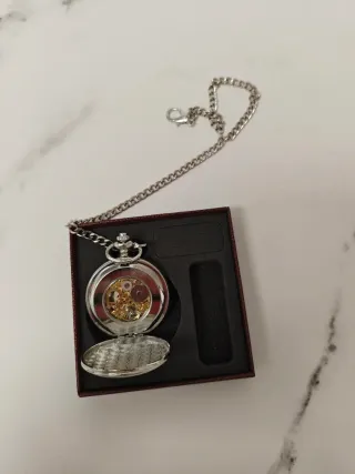 Reloj de bolsillo plateado con cadena