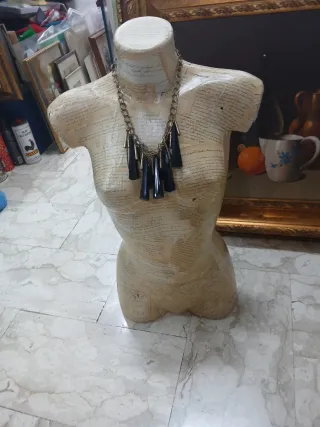 Manichino busto donna carta antica
