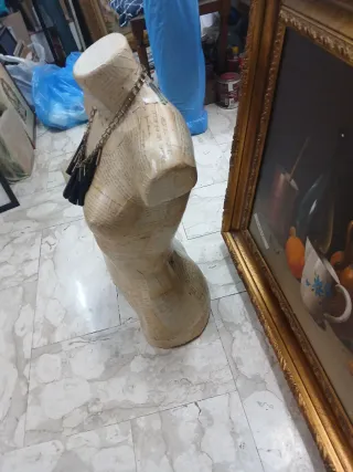 Manichino busto donna carta antica