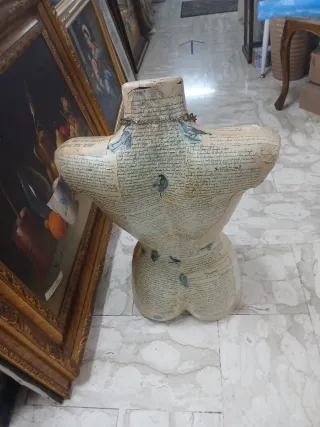 Manichino busto donna carta antica