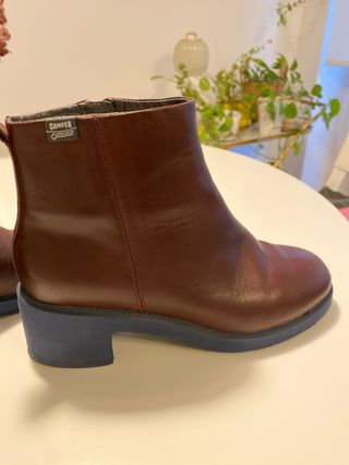 Botas Camper Gore-Tex Marrones y suelas Azules.