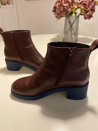 Botas Camper Gore-Tex Marrones y suelas Azules.