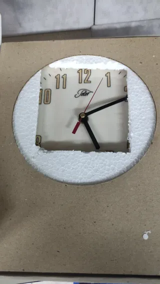 Reloj de pared  dorado y beige, a estrenar