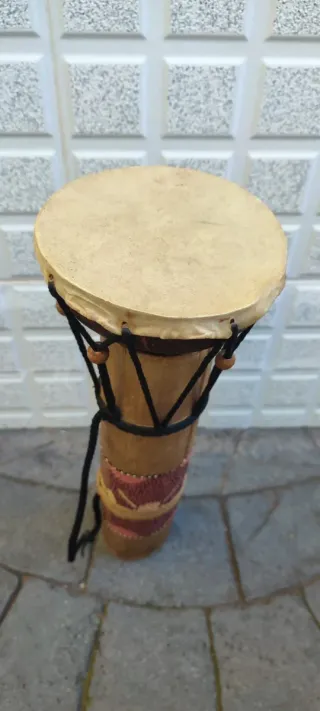 Timbal de madera y piel