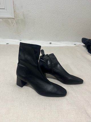 Botines punta cuadrada efecto piel