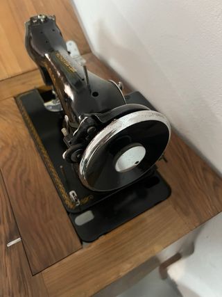 Mueble Singer Alfa con motor. 73x59x43