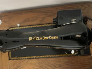 Mueble Singer Alfa con motor. 73x59x43