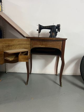 Mueble Singer Alfa con motor. 73x59x43