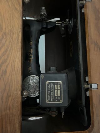 Mueble Singer Alfa con motor. 73x59x43