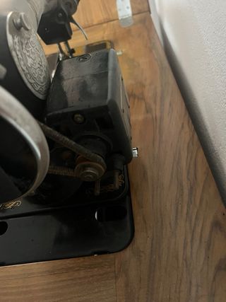 Mueble Singer Alfa con motor. 73x59x43