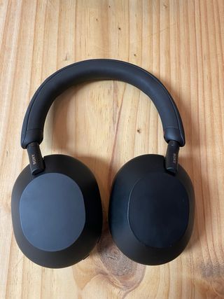 Sony WH-1000XM5 Negros restaurados.