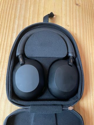 Sony WH-1000XM5 Negros restaurados.