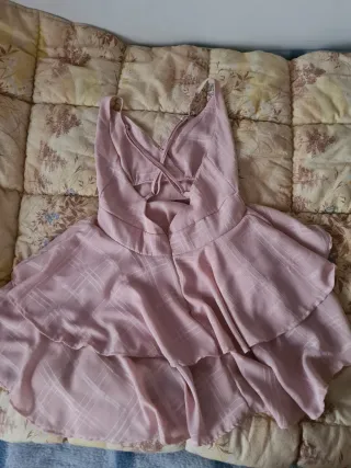 Vestido rosa con volantes