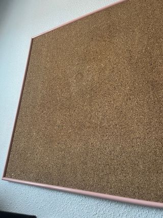 Tablero de corcho con marco rosa