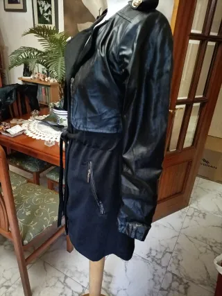 Chaqueta negra efecto piel