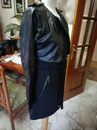 Chaqueta negra efecto piel