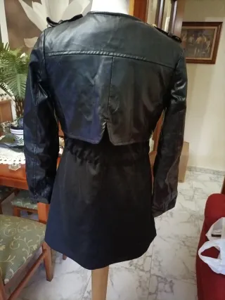 Chaqueta negra efecto piel