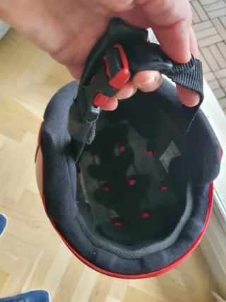 Casco de esquí rojo. 56-58cm. L infantil, S adulto