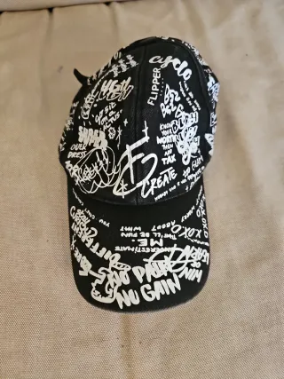 Gorra Negra con Diseño Graffiti