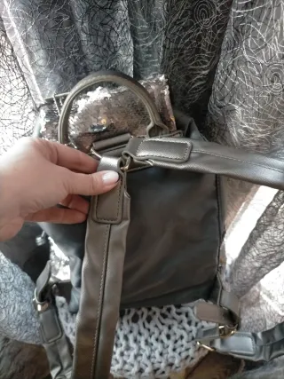Mochila gris lentejuelas y tejido